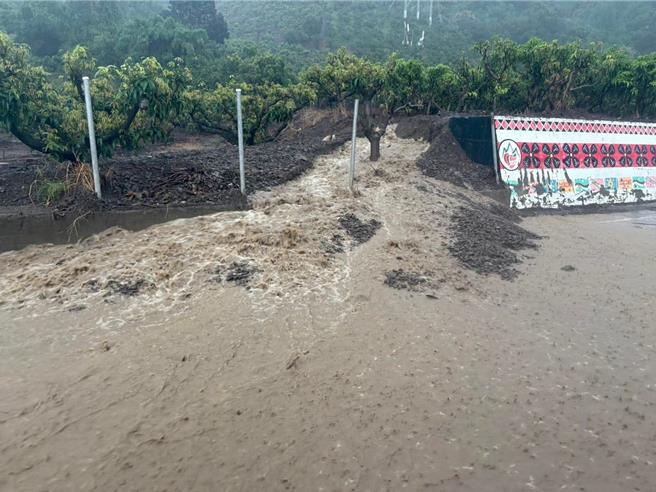 獅子鄉南世牌樓前土石滿溢至路面。（獅子鄉公所提供／羅琦文屏東傳真）