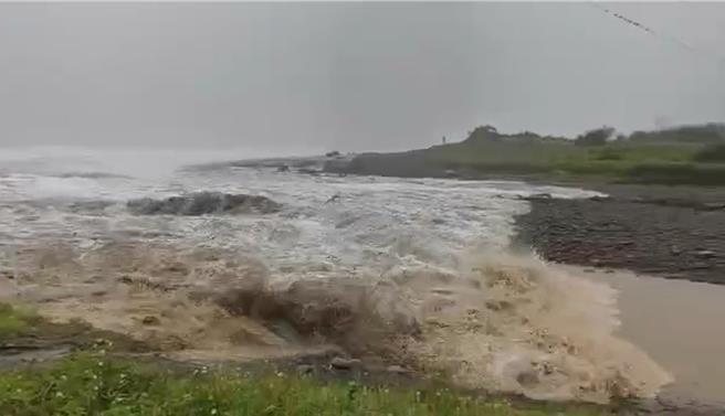 楊柳颱風在東海岸掀起滔天大浪，海水從阿朗壹古道塔瓦溪溪口倒灌。（阿朗壹巡邏員周鴻文提供／羅琦文屏東傳真）