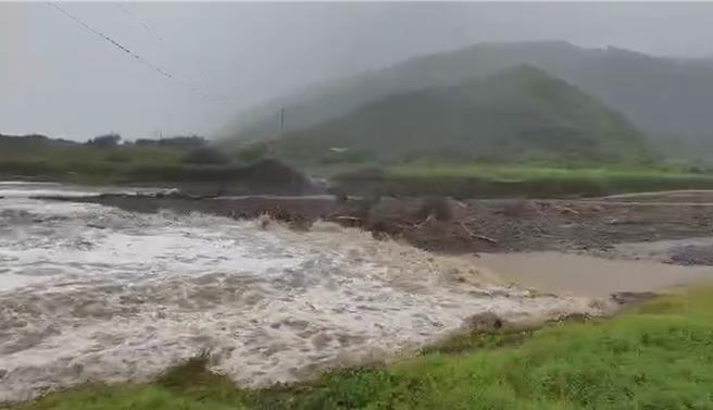 楊柳颱風在東海岸掀起滔天大浪，海水從阿朗壹古道塔瓦溪溪口倒灌。（阿朗壹巡邏員周鴻文提供／羅琦文屏東傳真）