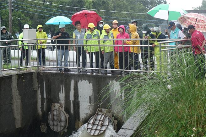 屏東縣長周春米今早視察林邊官埔抽水站，呼籲大家小心防颱。（羅琦文攝）