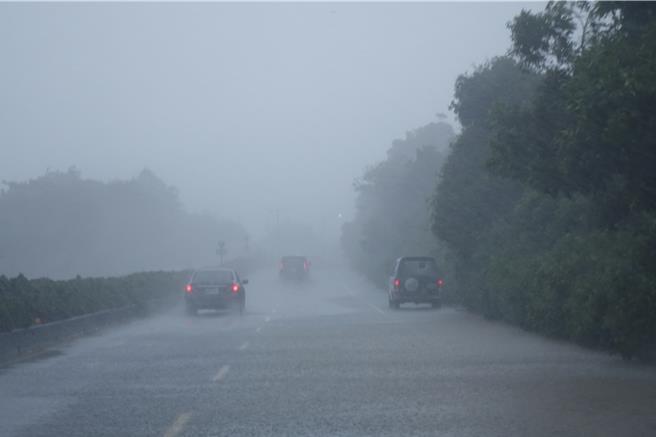 楊柳颱風風雨交加，台26線多處路段積水。（羅琦文攝）