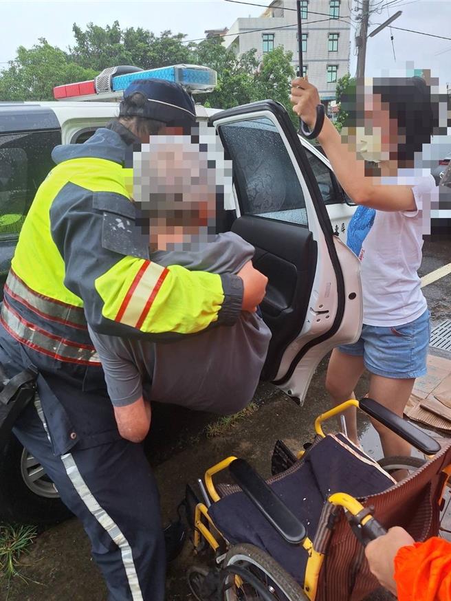 枋寮警分局協助民眾撤離。（枋寮警分局提供／羅琦文屏東傳真）