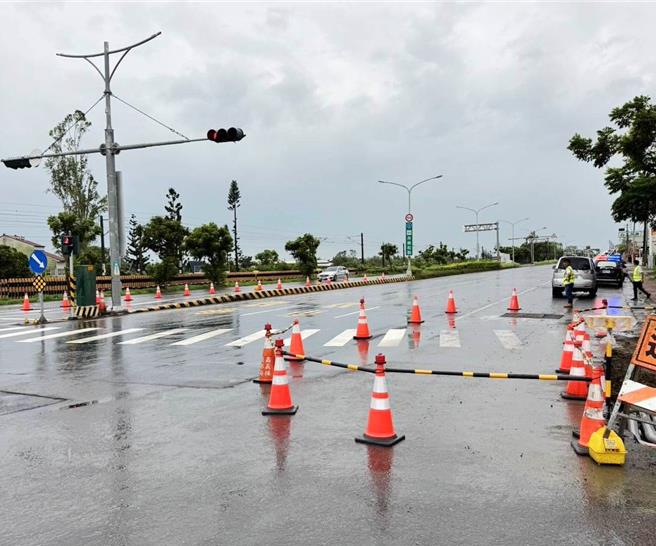嘉義縣水上鄉台1線北上275.4K路段發生路面下陷情形，目前下陷區域已封閉。(嘉義縣政府提供／呂妍庭嘉義傳真)