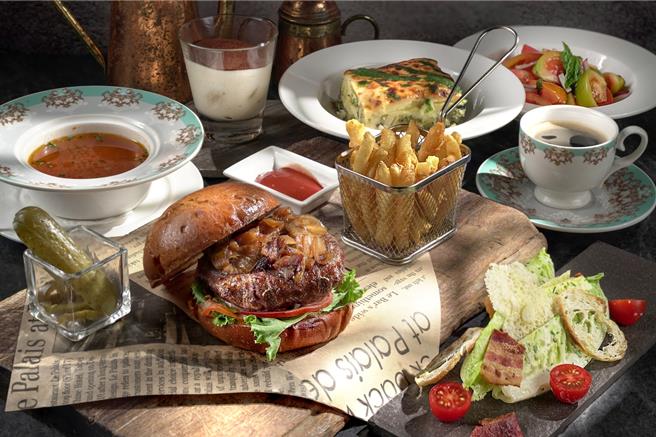 入住君品酒店行政樓層尊享茶苑現點現做餐食，住房再贈情侶款浴袍。（君品酒店提供／吳娮翎台北傳真）