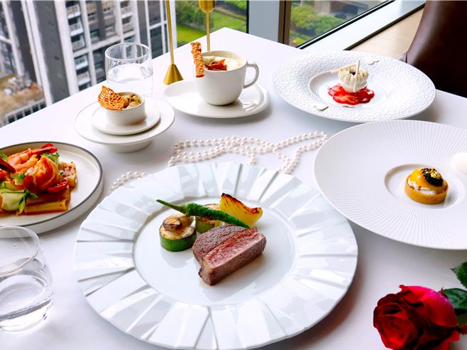 台中日月千禧酒店24樓極炙牛排館29日午、晚餐時段端出愛的套餐，精選海陸極品食材創意烹調。（台中日月千禧酒店提供／吳娮翎台北傳真）