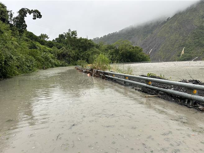 高雄市議員高忠德表示，台20線南橫公路多處路段封閉，尤其99公里過復興橋一帶，荖濃溪暴漲，河水全面漫過路面，河床原本就接近路面高度，暴雨更使路段完全無法通行，復興部落目前無法前往勤和、桃源方向，也無法通往梅蘭、梅山。（高雄市議員高忠德提供／林雅惠高雄傳真）