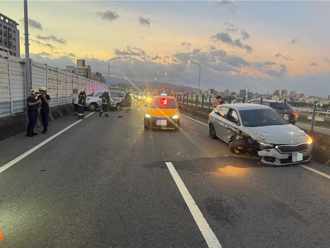 新北環快13日晚間發生追撞事故。（三重警分局提供）