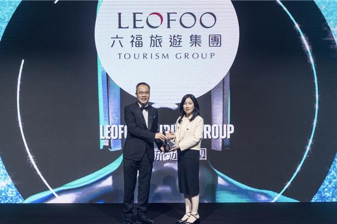 六福旅遊集團獲亞洲最佳企業雇主獎及雇主關懷國際雙獎肯定，集團董事長莊豐如(右)出席受獎。(六福旅遊集團提供)