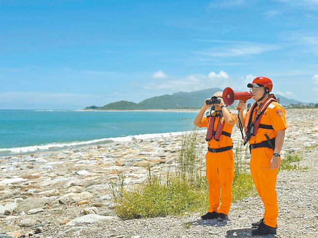 颱風楊柳陸上警報12日下午已發布，海巡署東部分署第一二岸巡隊針對警戒區加強巡視，呼籲民眾勿闖入岸際警戒區觀浪。（海巡署第一二岸巡隊提供）