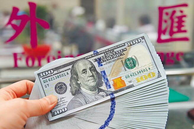 台北匯市12日上演无声大战，在中央银行默许下，新台币重贬1.1角，终场收在30.026元，改写近3个月低点。（本报资料照片）