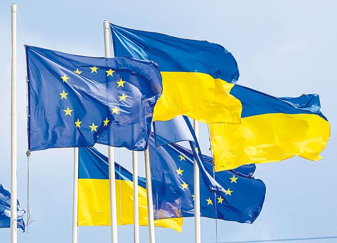 在双普15日会晤前，欧盟26国领袖发布联合声明，强调乌克兰人民必须拥有决定自身未来的自由。图为乌克兰基辅市中心飘扬的乌克兰国旗和欧盟旗帜。（路透）