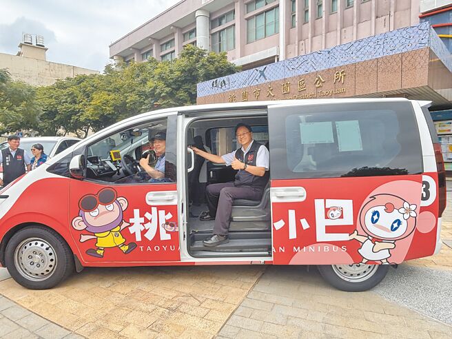 桃園市大園區、新屋區4條市區公車路線13日起將改為桃小巴營運，市長張善政昨搶先開箱新塗裝桃小巴。（廖姮玥攝）
