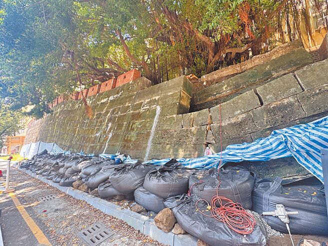 上周崩塌的国定古蹟「台湾府城城门及城垣残蹟」南门段城垣，12日已完成紧急加固。（曹婷婷摄）