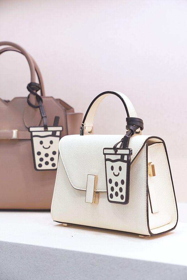 Valextra为庆祝台北101期间限定店开幕，特别打造台湾限定的「珍珠奶茶皮革吊饰」于台北101店独家贩售。（Valextra提供）