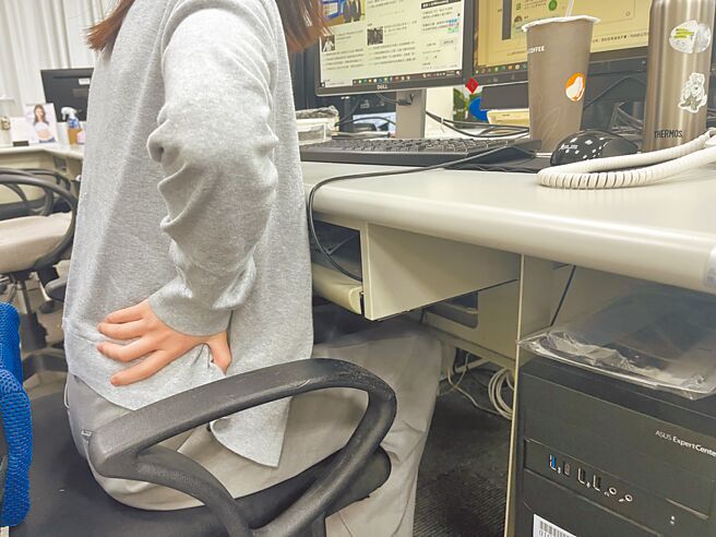 久坐可能增加肥胖、心血管疾病、早死风险，医师建议，每隔1小时就应站起来走动、活动筋骨。（李念庭摄）