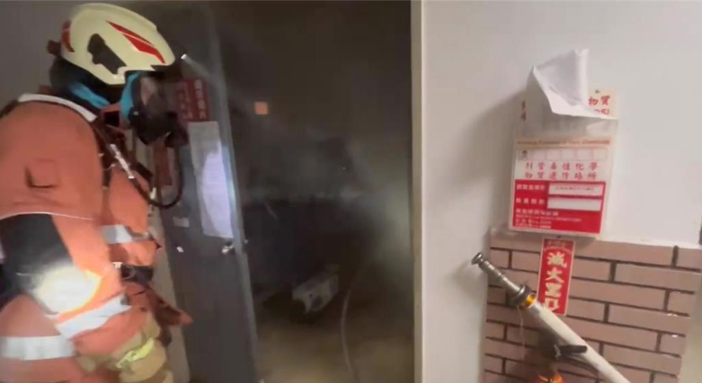 清華大學化工館6樓14日凌晨發生火警，燃燒物為電腦機台及管線，化學物質容器並未破裂或洩漏。（新竹市消防局提供／邱立雅竹市傳真）