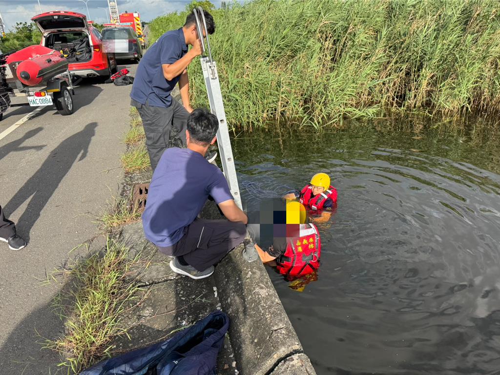 嘉縣消防局獲報布袋鎮全國加油站附近疑似有民眾落水，派遣多個分隊前往，從約2公尺深水潭將7旬翁拉起。(嘉縣消防局提供／呂妍庭傳真)