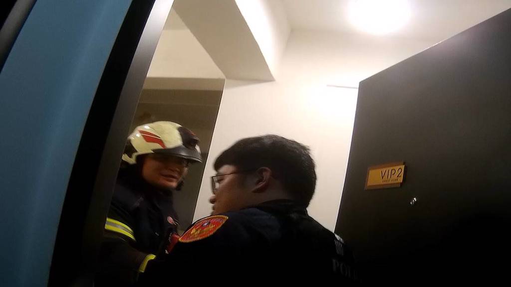 桃園市一名游姓女子14日凌晨驚傳受困自家浴室長達1小時，原因竟是門鎖突然故障，導致她無法脫困，最後只好大聲呼救，鄰居聞聲協助報警。（圖／簡銘柱翻攝）