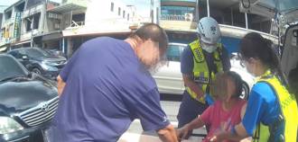 婦人郵局提款突然昏眩不適 東港暖警即刻救援助就醫