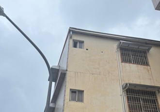 颱風害漏水！高雄7旬翁爬屋頂修補墜樓亡    妻見「救護車到家」才知噩耗