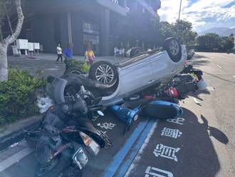 驚險一幕！新北男開車失控「撞路邊10機車」翻覆 疑吃安眠藥釀禍