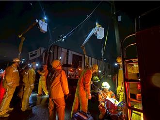 楊柳颱風肆虐台南！6萬戶曾停電 仍有2666戶待修復