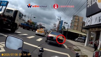 高雄邁巴赫遇塞車沿路違規　假意右轉卻超車吞3罰單
