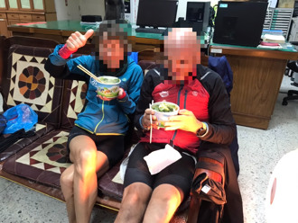 西班牙夫妻单车环岛受困中横　警暖心伸援手