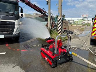 抓斗車撞壞瓦斯管線大量外洩  安南警消聯手化解危機
