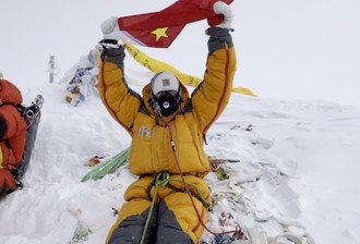 女子曾登頂「珠峰」完成倒立第一人　K2峰下撤慘遭落石砸死