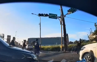 要找誰賠償？駕駛擦撞闖紅燈轎車 無奈：全員逃走中