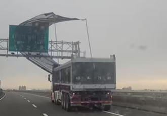 砂石車學長國道上「放風箏」？ 網笑：新款風力綠能車