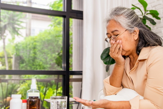 泰阿嬤胃炎狂吃止痛藥 3天後「吐1公升鮮血」拿袋子接