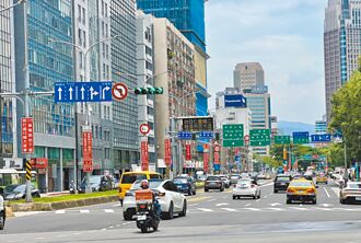 200公尺路段设27路牌 驾驶崩溃