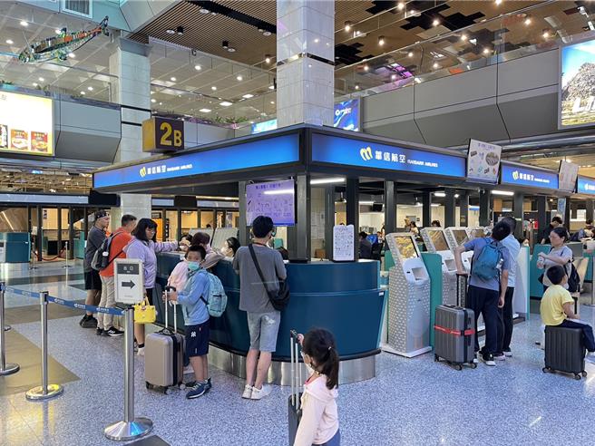 楊柳颱風遠颺，澎湖機場14日恢復正常起降，航空公司櫃臺作業正常忙碌。（許逸民攝）