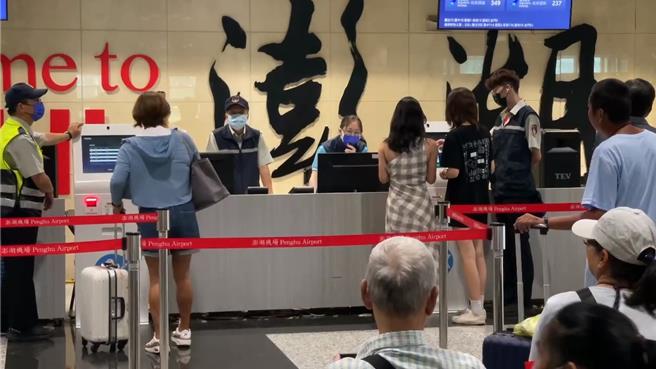 楊柳颱風遠颺，澎湖機場14日恢復正常起降，候補櫃臺雖有近600人登記，但一早叫了近300號才有3個人出現。（許逸民攝）