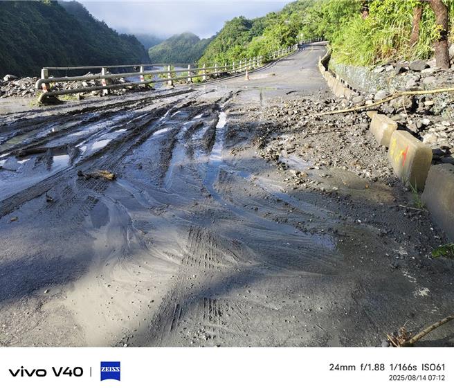花蓮縣花64縣瑞港公路歷經楊柳颱風帶來的大風大雨，沿線部分邊坡出現土石滑落情況，影響車輛通行，山上的奇美國小今天為此宣布停班停課1天。（花蓮縣政府提供／羅亦晽花蓮傳真）