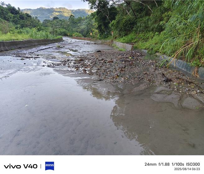 花蓮縣花64縣瑞港公路歷經楊柳颱風帶來的大風大雨，沿線部分邊坡出現土石滑落情況，影響車輛通行，山上的奇美國小今天為此宣布停班停課1天。（花蓮縣政府提供／羅亦晽花蓮傳真）