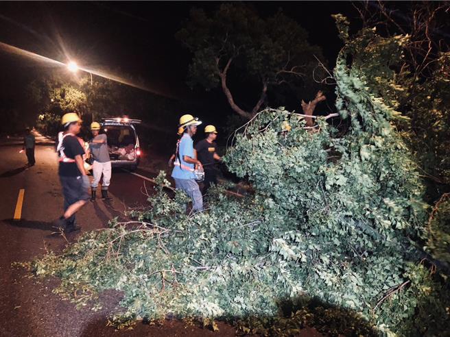 中央氣象署已於今日上午8點30分解除楊柳颱風警報，不過經過其暴風圈一整晚的肆虐，金門地區仍傳出22件災情，所幸均無人員傷亡。(圖／金門縣消防局提供)