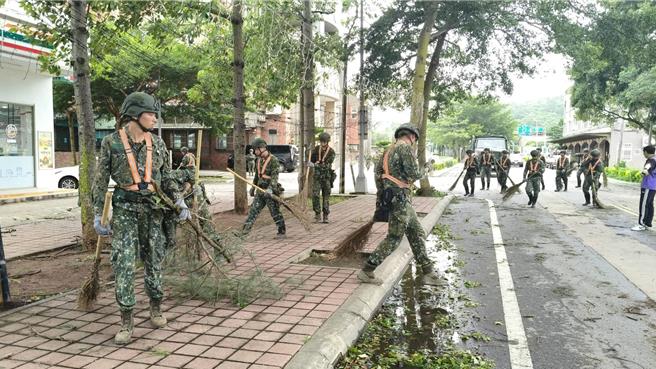 金防部今日一早也支援官兵清理街道，協助盡早恢復市容，充分展現「軍民一家」之精神。(圖／民眾提供)