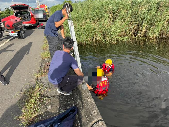 嘉县消防局获报布袋镇全国加油站附近疑似有民眾落水，派遣多个分队前往，从约2公尺深水潭将7旬翁拉起。(嘉县消防局提供／吕妍庭传真)
