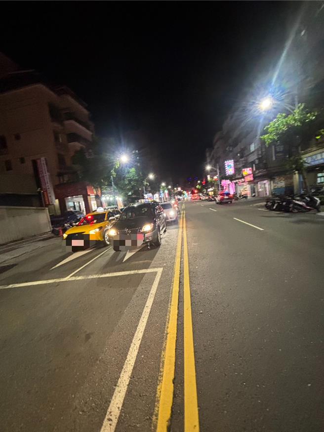 芦洲区邱姓骑士疑似精神不济，擦撞对向停等红灯的白色多元计程车。（芦洲警分局提供）