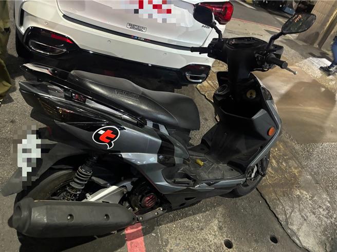 芦洲区邱姓骑士疑似精神不济，擦撞对向停等红灯的白色多元计程车。（芦洲警分局提供）