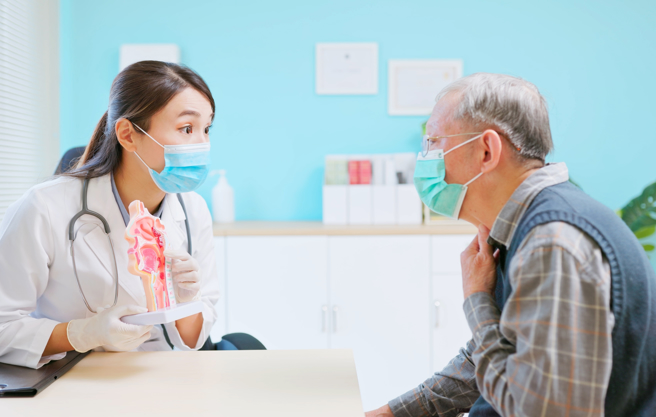 新竹台大分院耳鼻喉部團隊近日成功運用達文西機器手臂手術，為64歲男性病人切除因人類乳突病毒（HPV）感染所致的扁桃腺癌。（示意圖：shutterstock／達志）