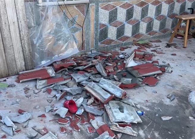 受災戶的屋頂未修復，楊柳颱風一來又吹落一堆損壞的屋瓦。（郭良傑攝）