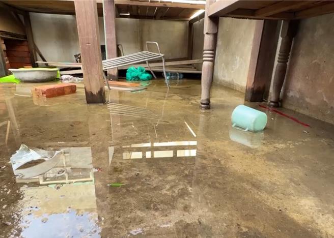 帆布被吹垮的受災戶再次淋雨，屋內積水未退。（郭良傑攝）