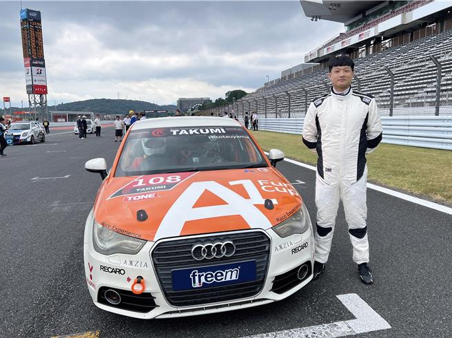 桃园市政府消防局大林分队队员陈仕峻与一群同好组队前往日本参加8月9日举办的「富士赛道GP1夏季杯 4小时耐久赛」，11日搭机返台途中有旅客心臟不适，机组人员广播寻找具有医护救护相关经验的旅客协助，陈员主动上前并依空服人员指引前往为患者进行初步评估与安抚，同时监测脉搏与呼吸状况。最终在空服员与陈员的协助下，该名乘客顺利度过不适状况，飞机平安降落台湾。（消防提供）