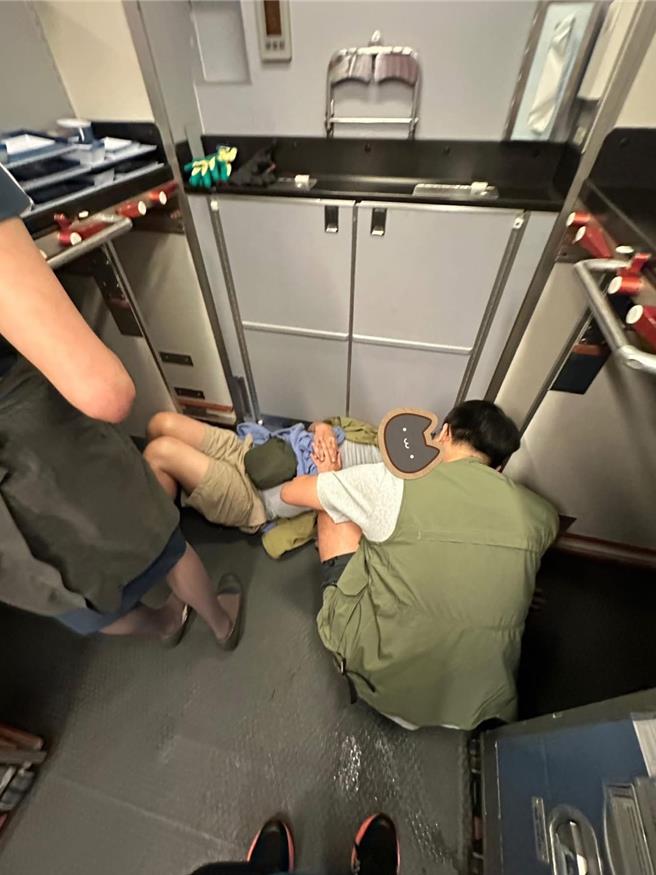 桃园市政府消防局大林分队队员陈仕峻与一群同好组队前往日本参加8月9日举办的「富士赛道GP1夏季杯 4小时耐久赛」，11日搭机返台途中有旅客心臟不适，机组人员广播寻找具有医护救护相关经验的旅客协助，陈员主动上前并依空服人员指引前往为患者进行初步评估与安抚，同时监测脉搏与呼吸状况。最终在空服员与陈员的协助下，该名乘客顺利度过不适状况，飞机平安降落台湾。（Mary Jin Lin提供）