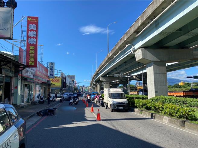 五股新五路二段14日下午發生死亡車禍，1輛砂石車變換車道時，擦撞機車導致70歲張姓老翁當場死亡。（蘆洲警分局提供）