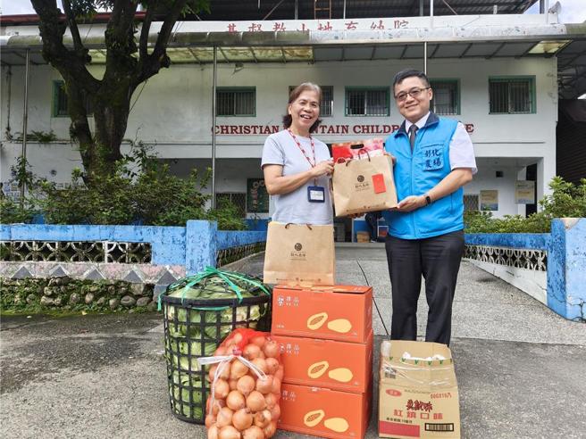 辅导会风雨送暖，赠送育幼院优质农产品，由六龟山地育幼院组长林秀真老师（左），代表接受捐赠。图／彰化农场屏东分场提供